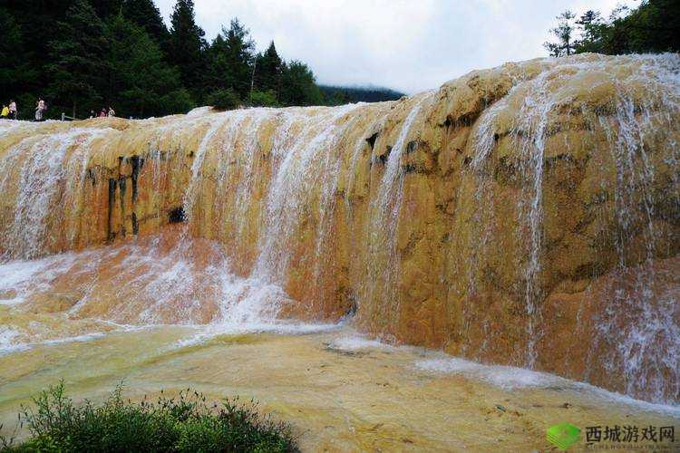 黄龙直捣溪水潺潺的生态奇迹:亚洲第一钙化瀑布