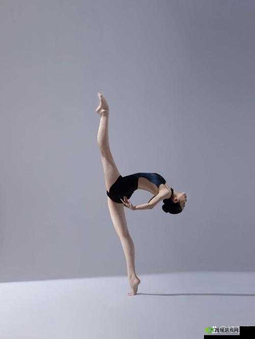 刷女舞蹈生脚底心:探索舞蹈艺术与身体接触的边界