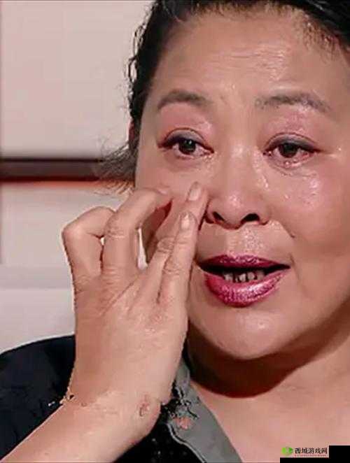 黑土流眼泪翻白眼咬铁球原视频：乡村舞台背后的心酸与坚持