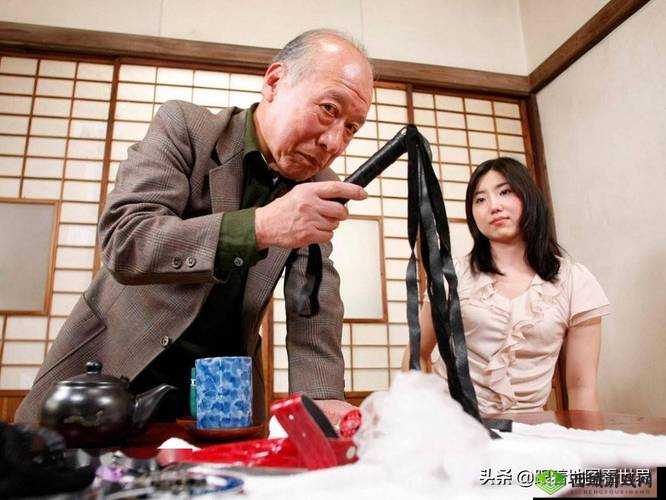 一女与四男的混乱派对:性与欲望的交织