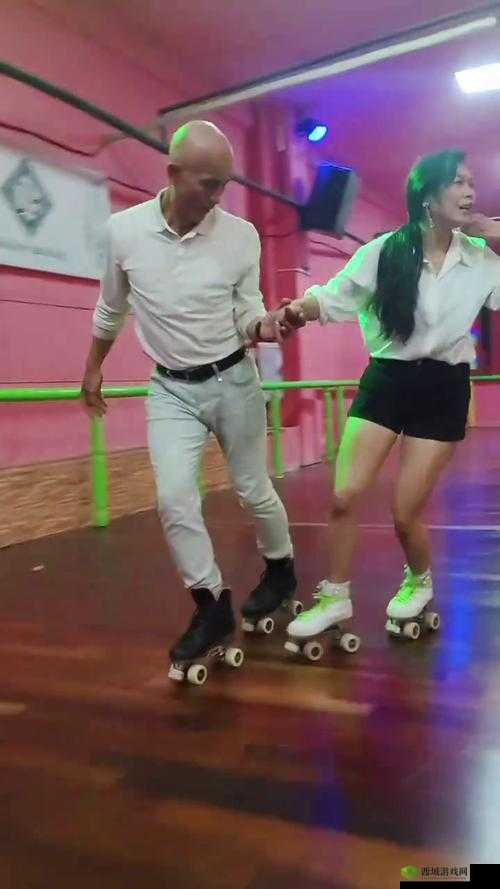 男生女生一起相嗟嗟嗟轮滑鞋免费,快乐轮滑等你来