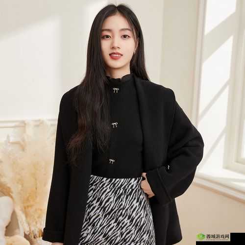 秋水伊人 2024 黑色毛呢外套:优雅与温暖的完美融合