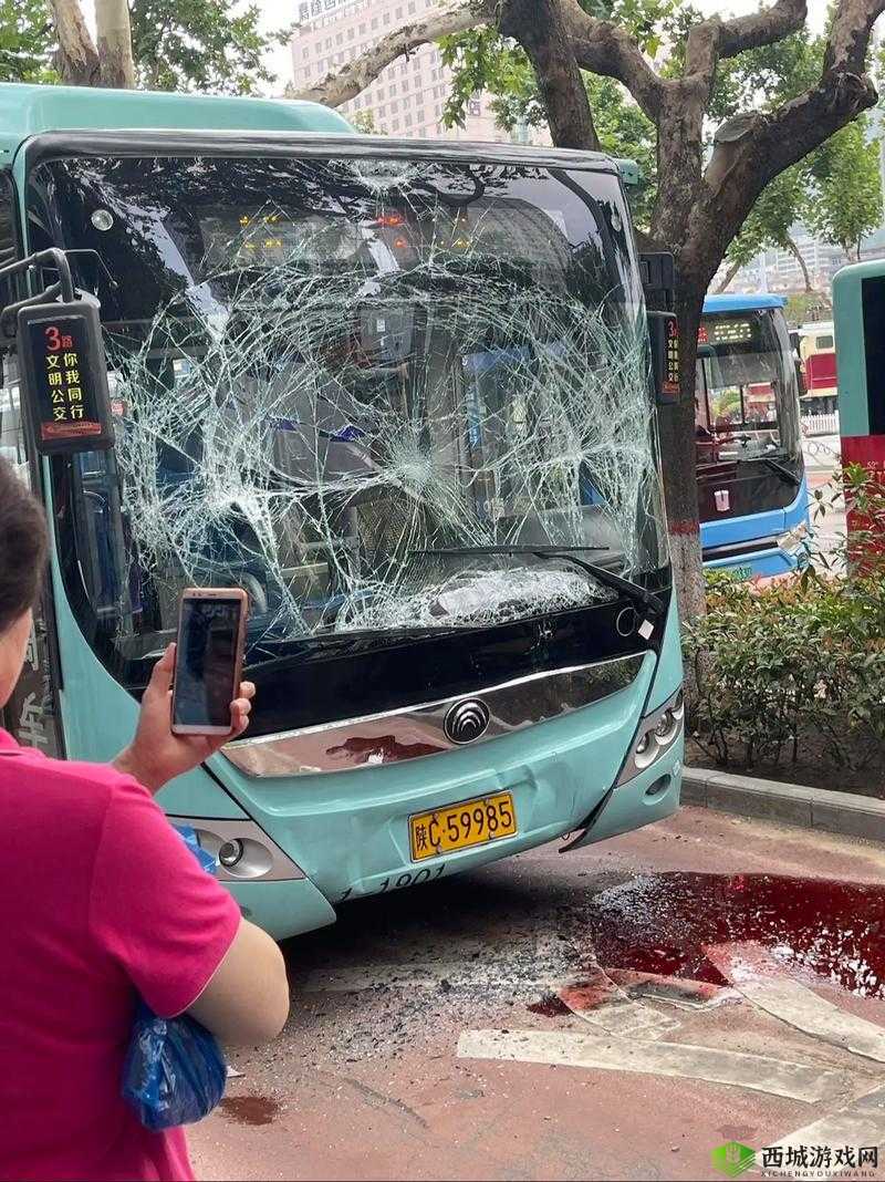 撞击的速度越来越快公交车:一场惊心动魄的街头危机