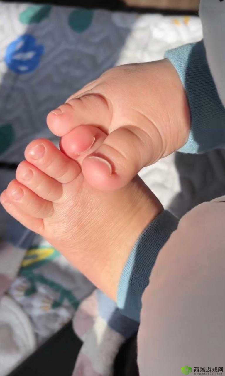 宝宝把脚抬高看镜子:宝宝的好奇与成长