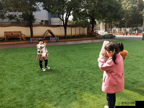 宝宝把脚抬高看镜子的有趣瞬间:探索婴幼儿自我认知的奇妙行为