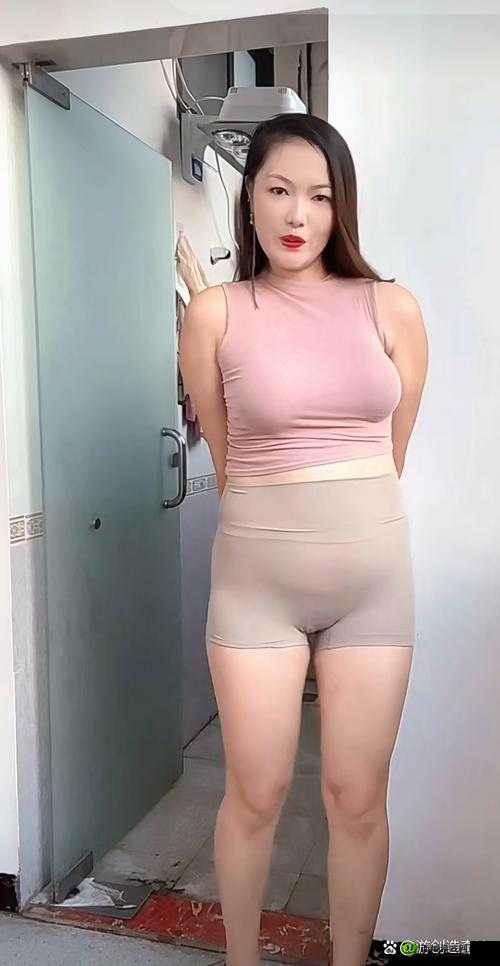 少妇独自一人在家,寂寞难耐,突然……