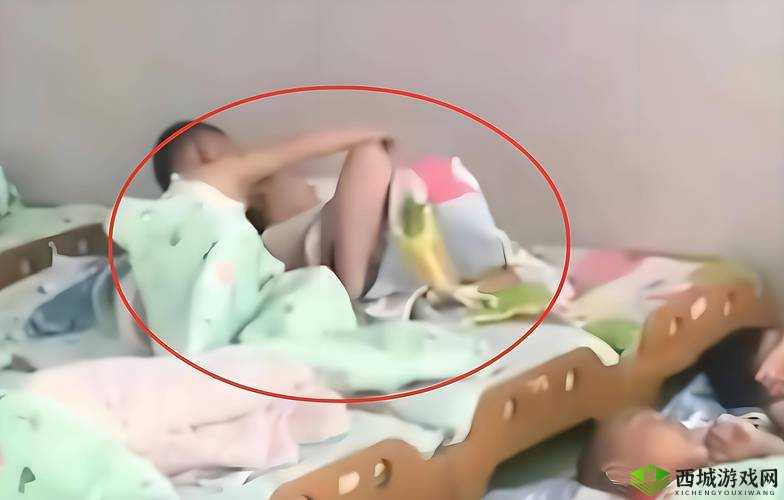 小女孩吃小男孩困巴,这是什么诡异的操作?