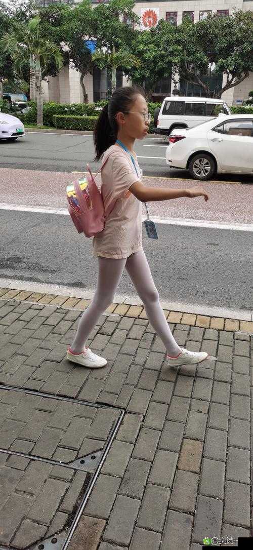 穿着尿裙子和白裤袜的尴尬经历,你有过吗?