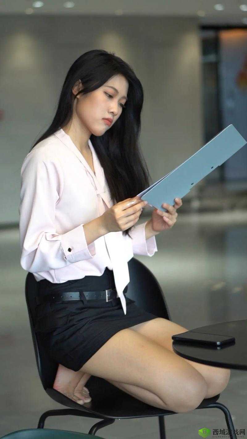 人妻秘书：在汗水与接吻之间的职场情感纠葛，揭秘背后的故事与真相