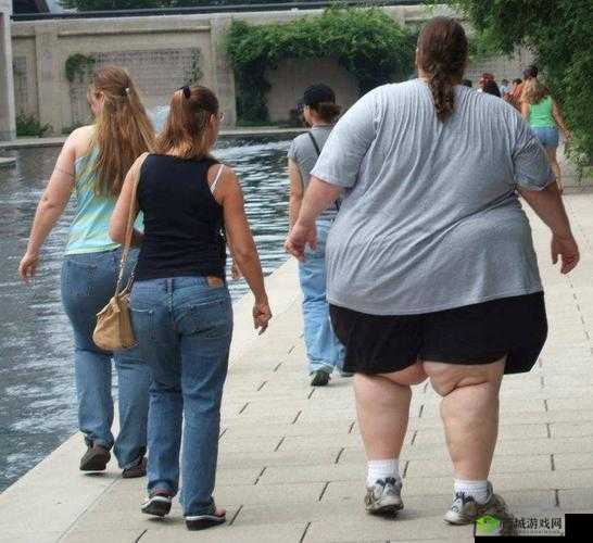 欧美肥胖老太大喷水现象引热议:背后原因与健康影响深度解析