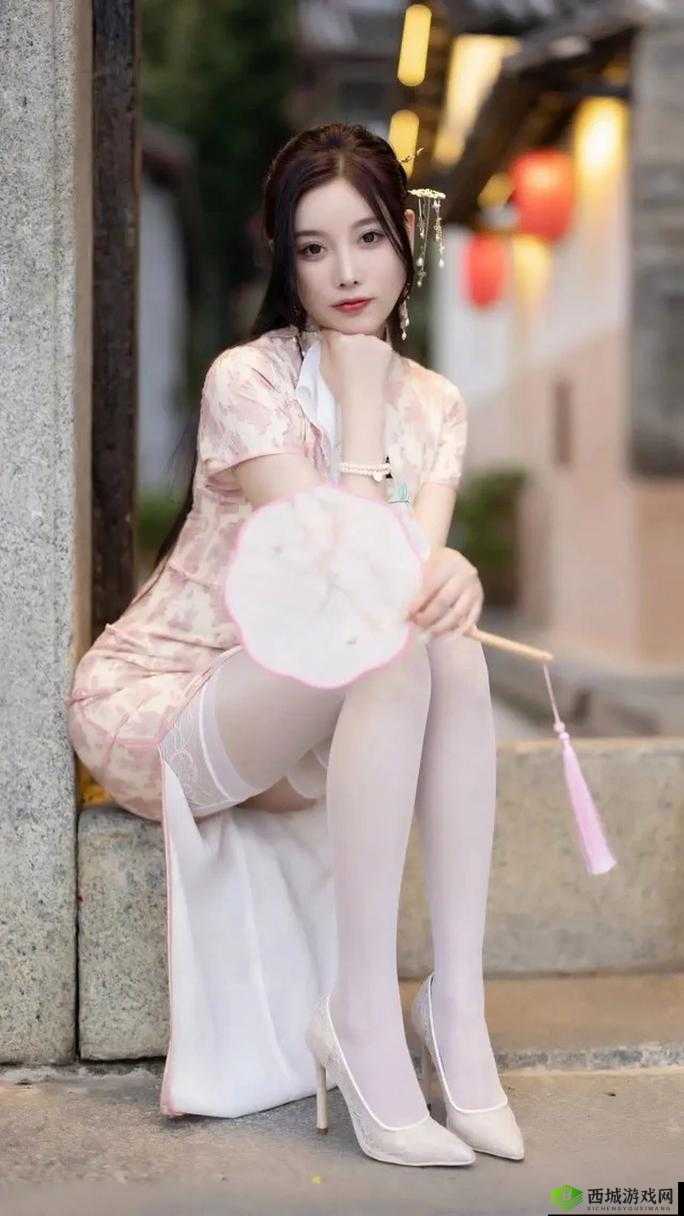 18JK白丝旗袍爆乳流白浆引发热议,网友热议其时尚与争议性并存