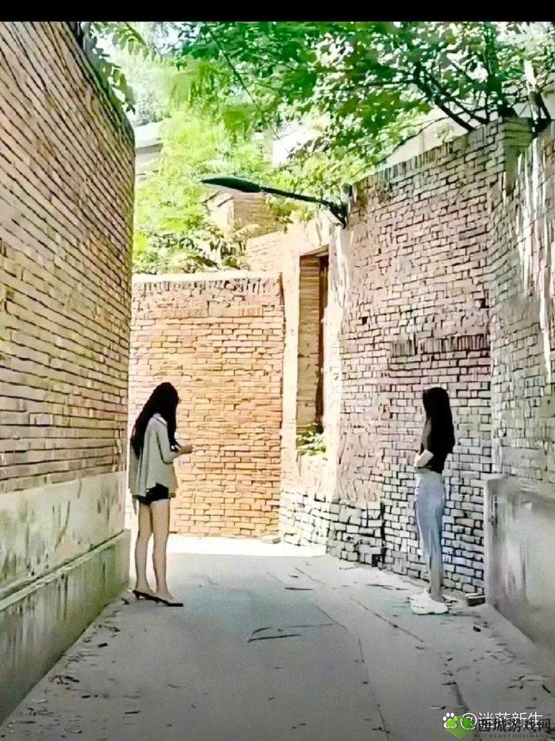 城中村小巷坐着等客,她们在等待什么?