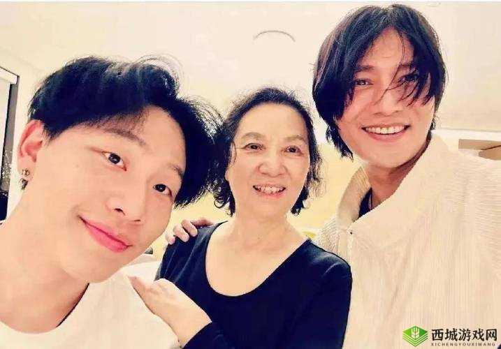 坤哥全家福照片曝光，温馨有爱令人羡慕