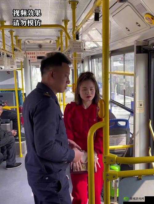 揭秘公交车上的奇闻趣事:乘客间的温馨互动与突发事件的真实记录合集