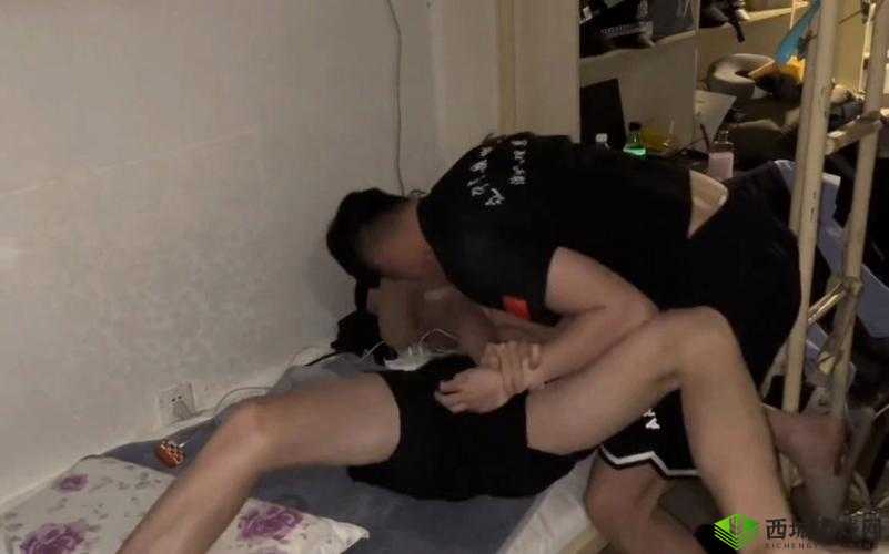 体育生宿舍惊现裸体Gay洗澡还玩飞机,这究竟是怎么回事?引发热议