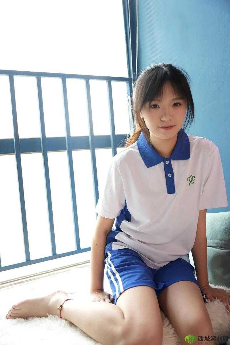 校服粉嫩的乳尖揉捏挺立:青春校园中的隐秘瞬间与情感探索