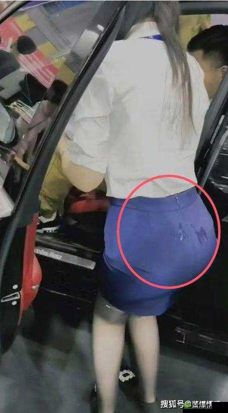 女生穿裙子双腿打开坐在椅子上,春光乍泄,被人偷拍了怎么办?