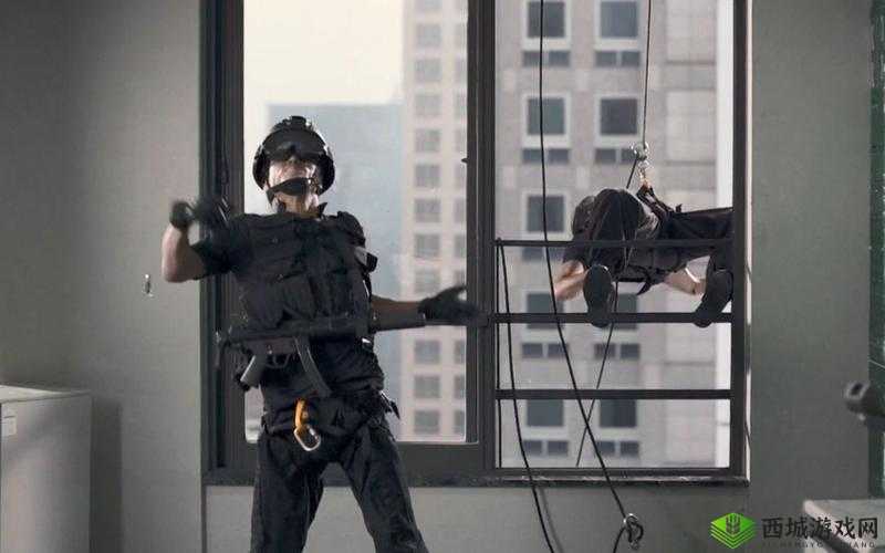 张警官玻璃窗视频:震撼揭秘警察的秘密武器竟然是这个?