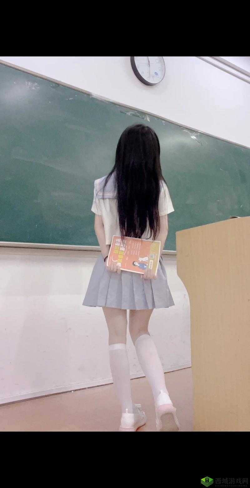 JK美女蹲下露小内内瞬间!这个场景让无数人驻足傻笑